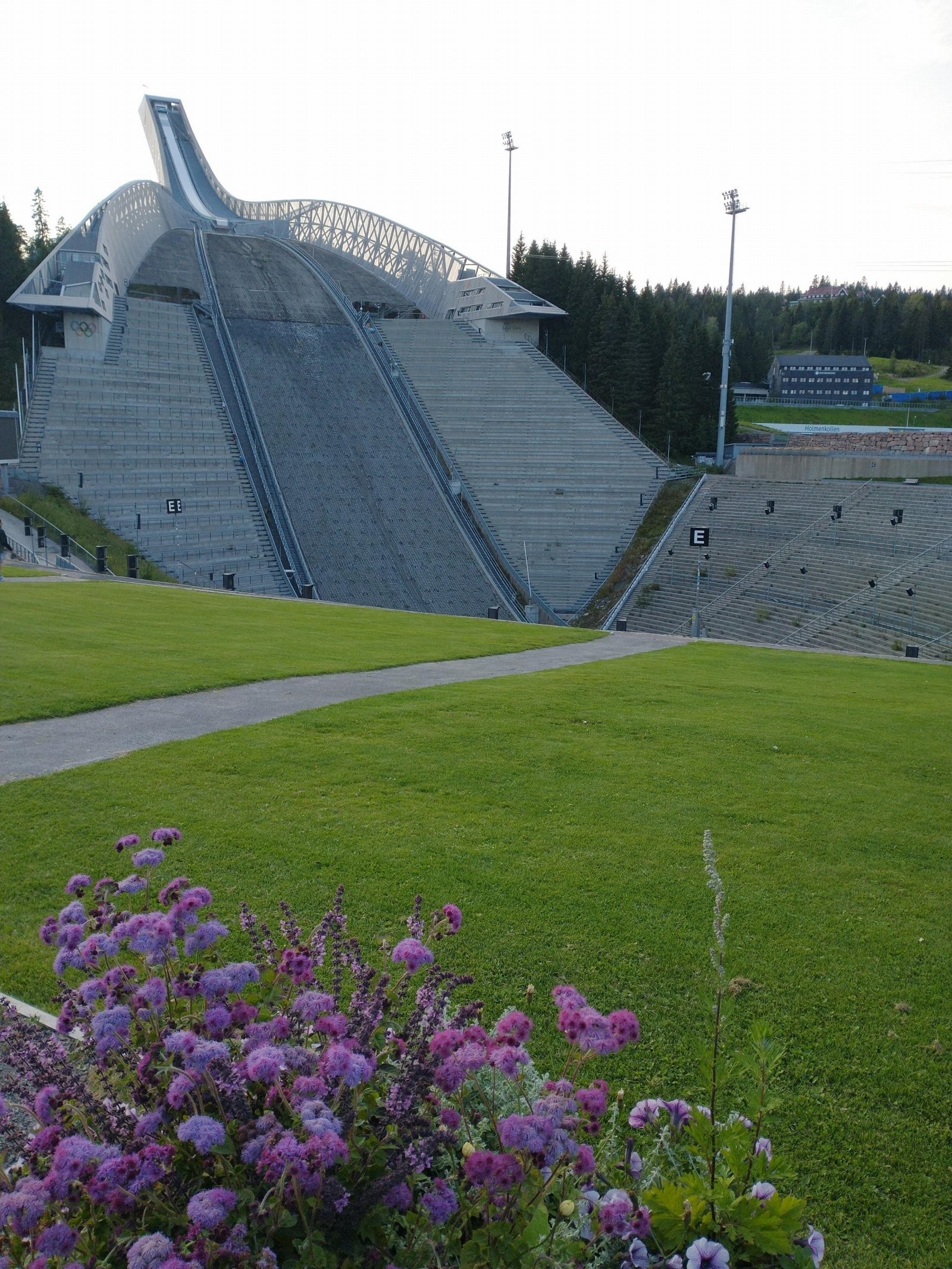 Holmenkollbakken tilhører Holmenkollen Nasjonalanlegg. Her kan man besøke Skimuseet, med Hopptårnet og ta zipline. På vinterstid er det oppkjørte langrennsløyper her. Galleribilde