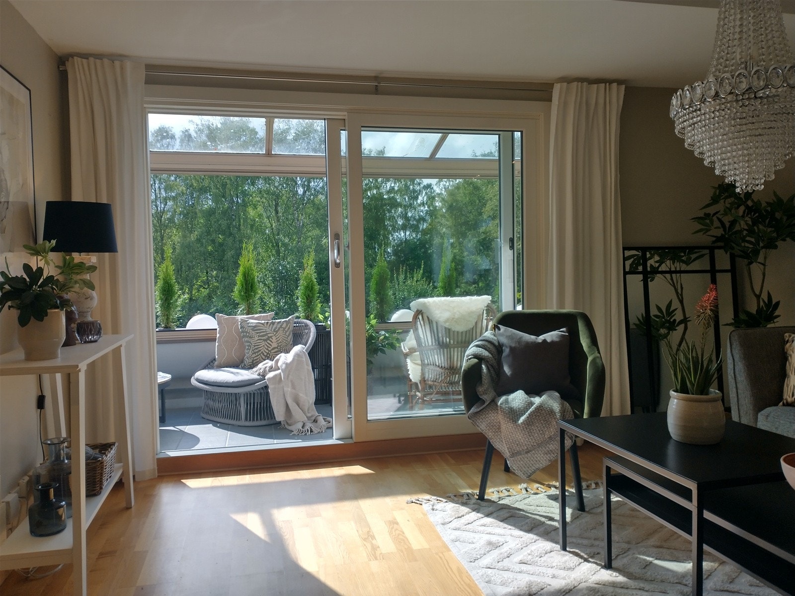 Kveldssolen skinner inn i stuen. Galleribilde