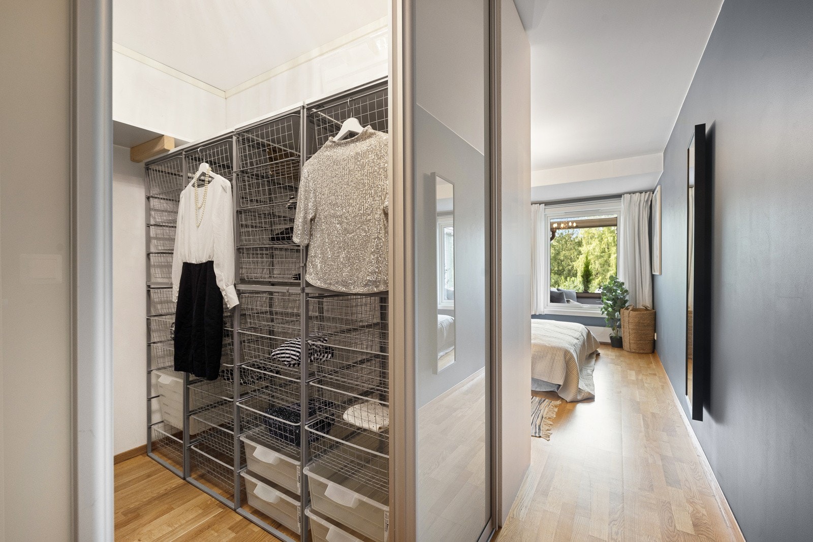 I tillegg til medfølgende garderobeskap er det rikelig med plass i walk-in garderoben med skyvedører. Galleribilde