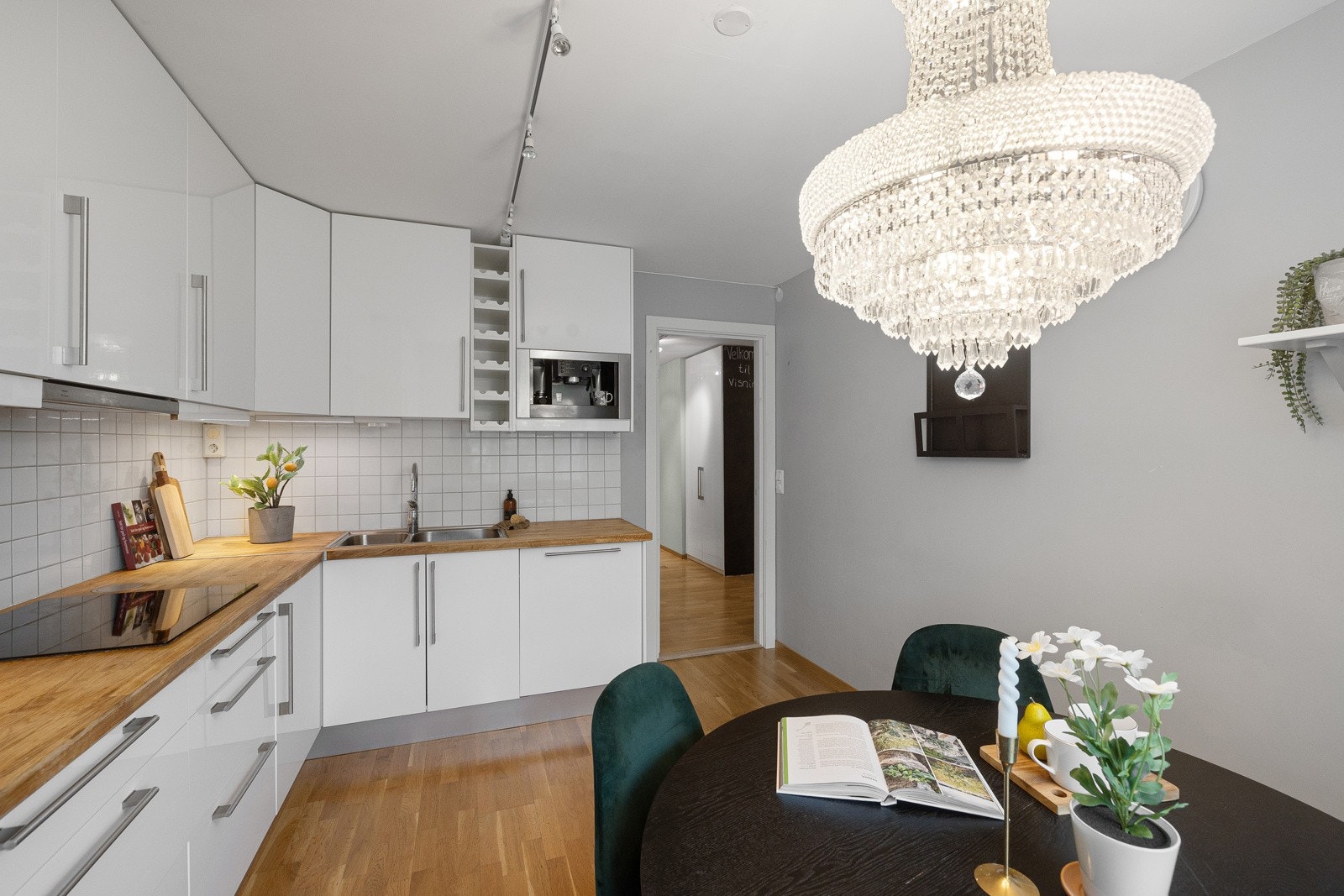 Kjøkkenet er pent utført med fronter i hvit høyglans og takhøye overskap. Galleribilde