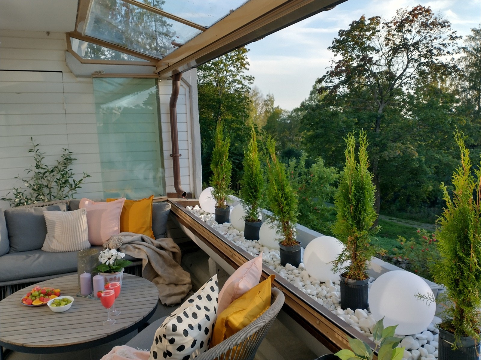 Den solrike og vestvendte terassen er innglasset og det er mulig å åpne ytre rekke mot plantekassen. Galleribilde