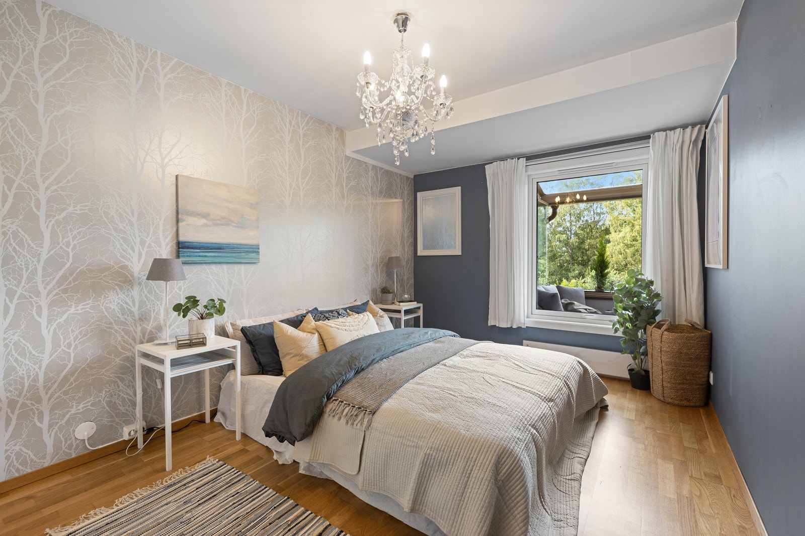 Lyst og stort hovedsoverom med vindu mot terrassen, romslig walk-in garderobe og garderobeskap. Galleribilde