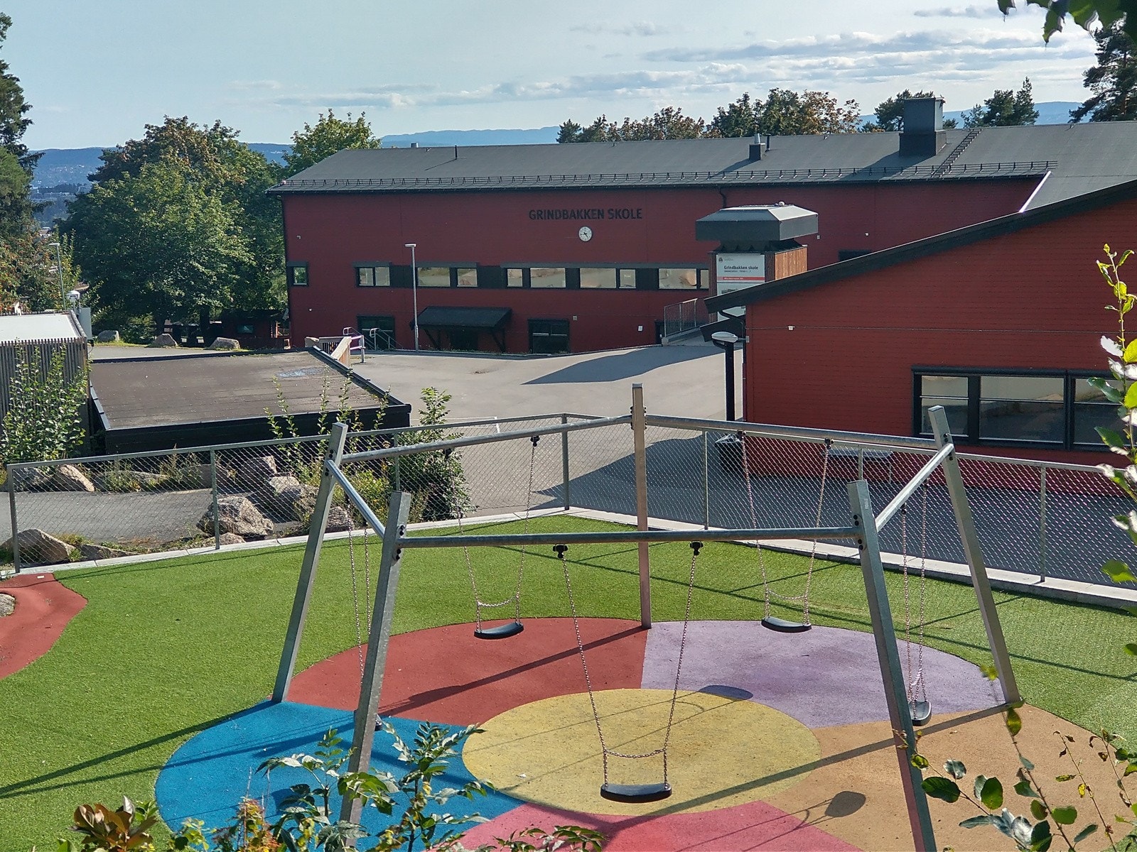 Grindbakken skole er nærmeste barneskole. Den ligger naturskjønt til med både utsikt over Oslofjorden og Bogstadvannet. Grindbakken barnehage ligger også i samme bygg. Galleribilde