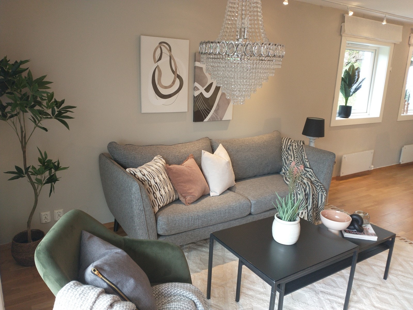 Stuen har to vinduer i tillegg til balkongvinduer. Galleribilde