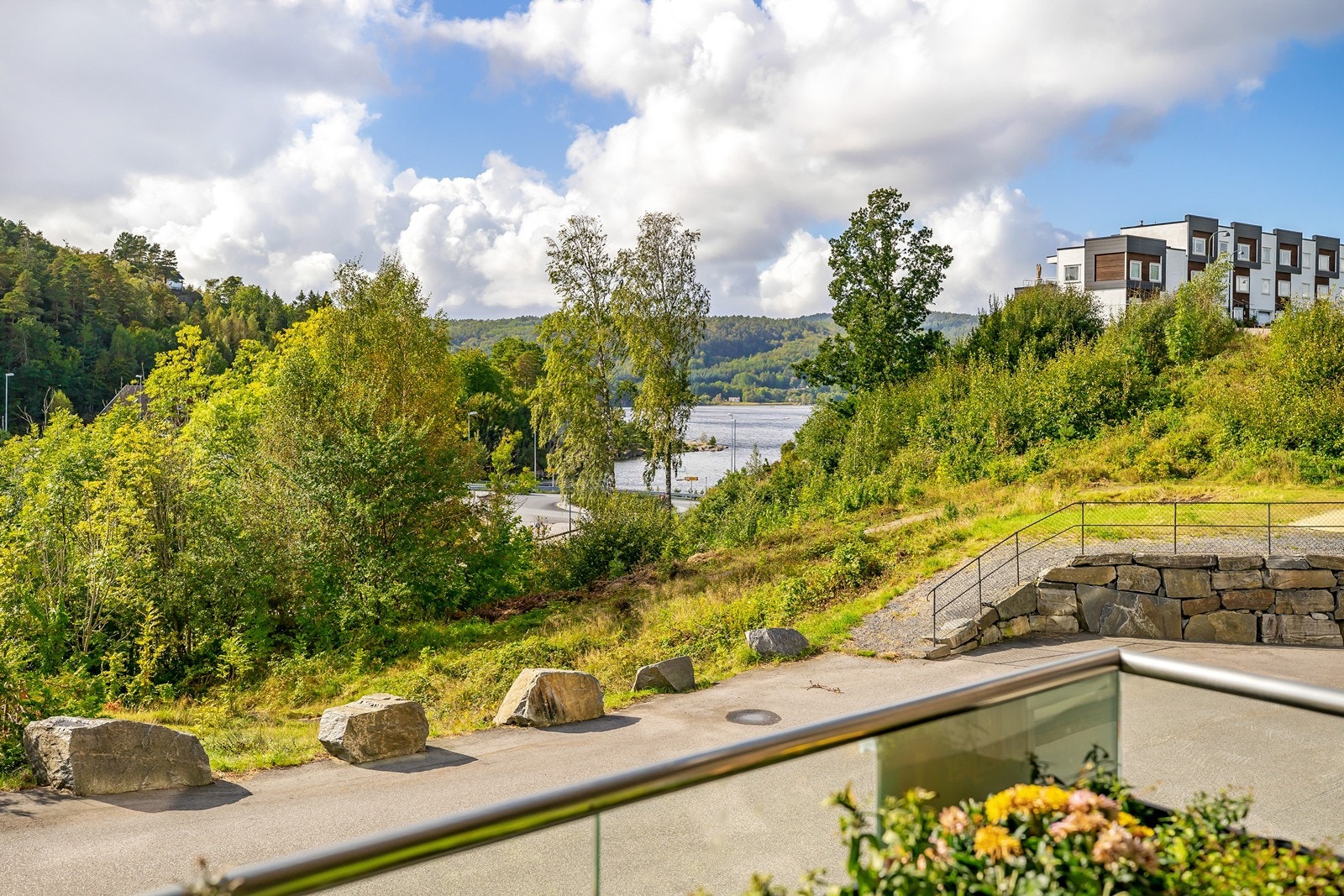 Nydelig utsikt mot frodig natur og innsjø, med kort avstand til moderne bebyggelse. Perfekt for deg som elsker naturopplevelser. Galleribilde