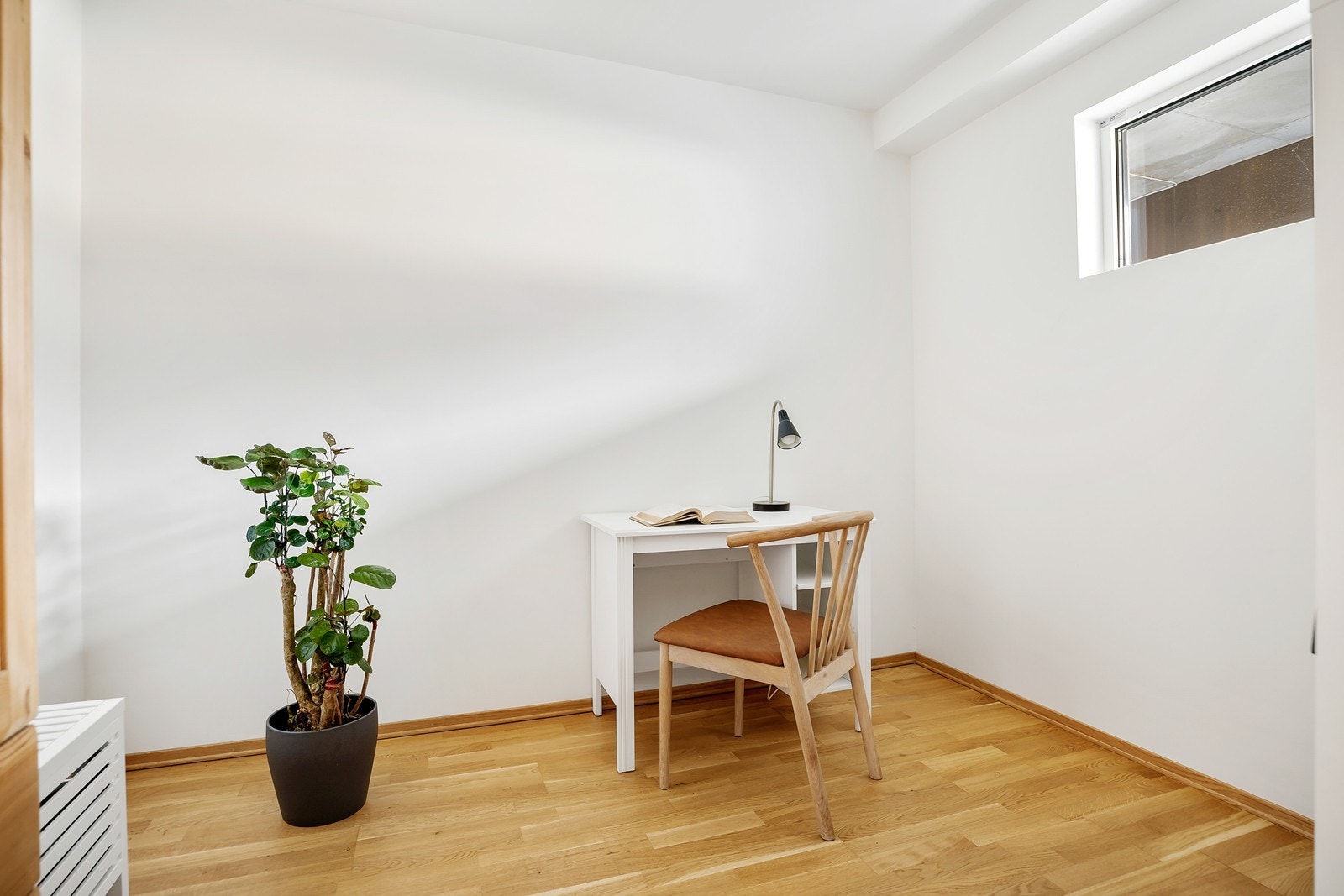 Lyst og trivelig rom med parkettgulv, perfekt som kontor eller leseplass. Galleribilde