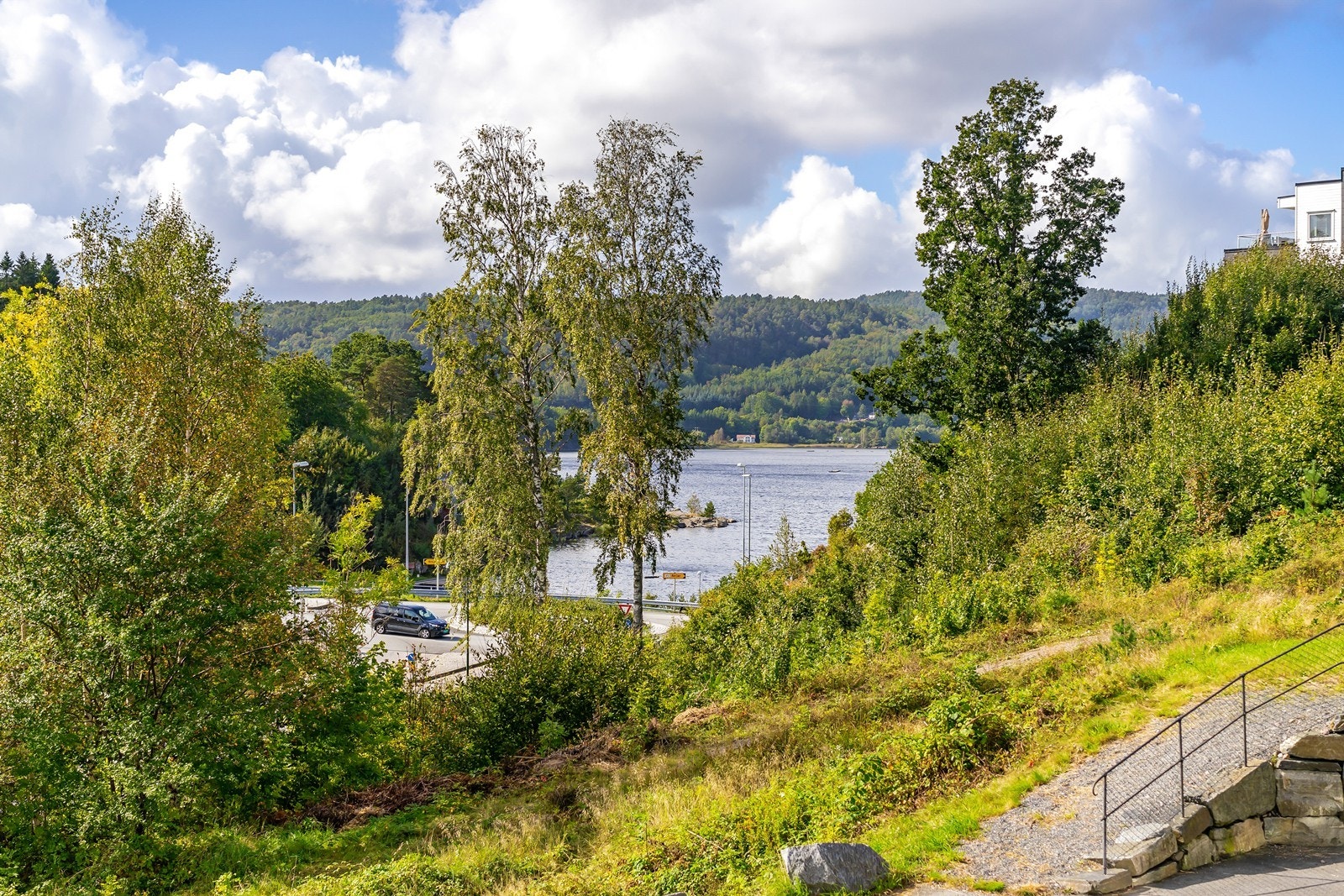 Fantastisk beliggenhet med naturskjønne omgivelser og flott utsikt mot vannet. Galleribilde