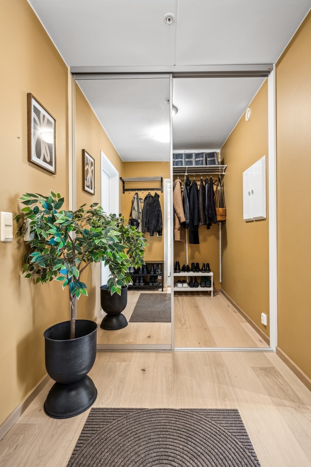 Romslig omkledningsrom med god plass for oppbevaring og klær. Galleribilde