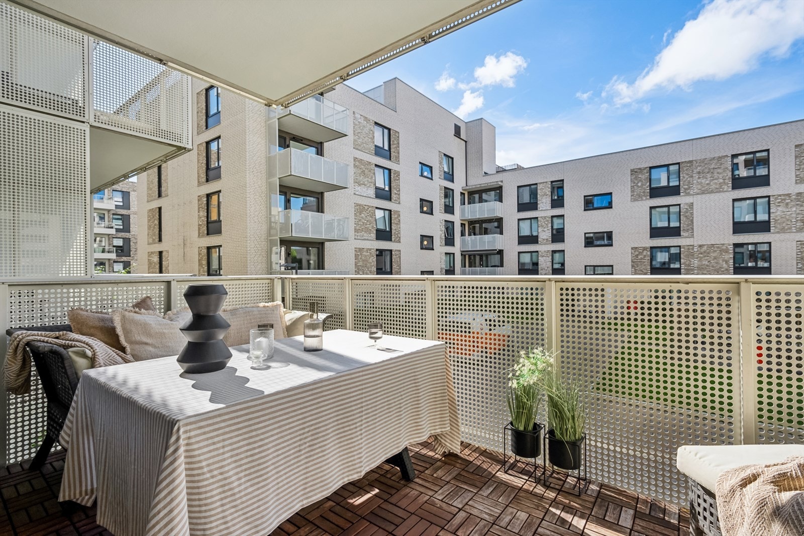 Balkongen vender mot sydvest og byr på svært gode solforhold. Galleribilde