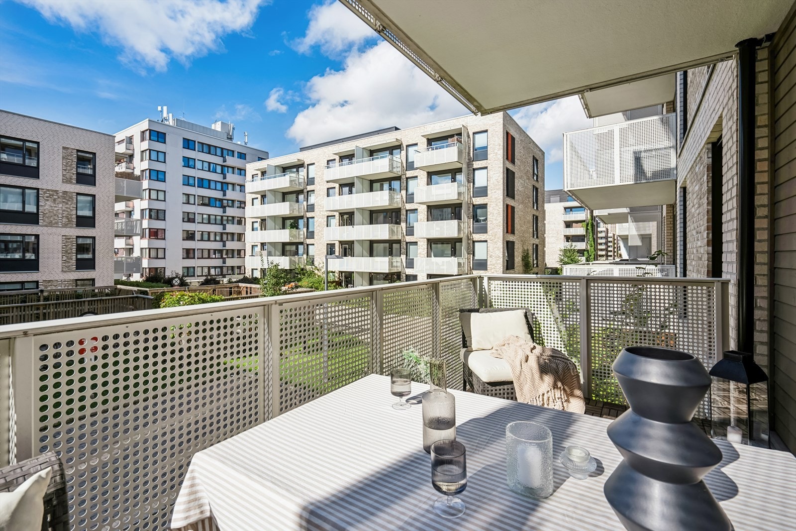 Balkongen er på 8 kvm og har god plass for sittegruppe og grill. Galleribilde