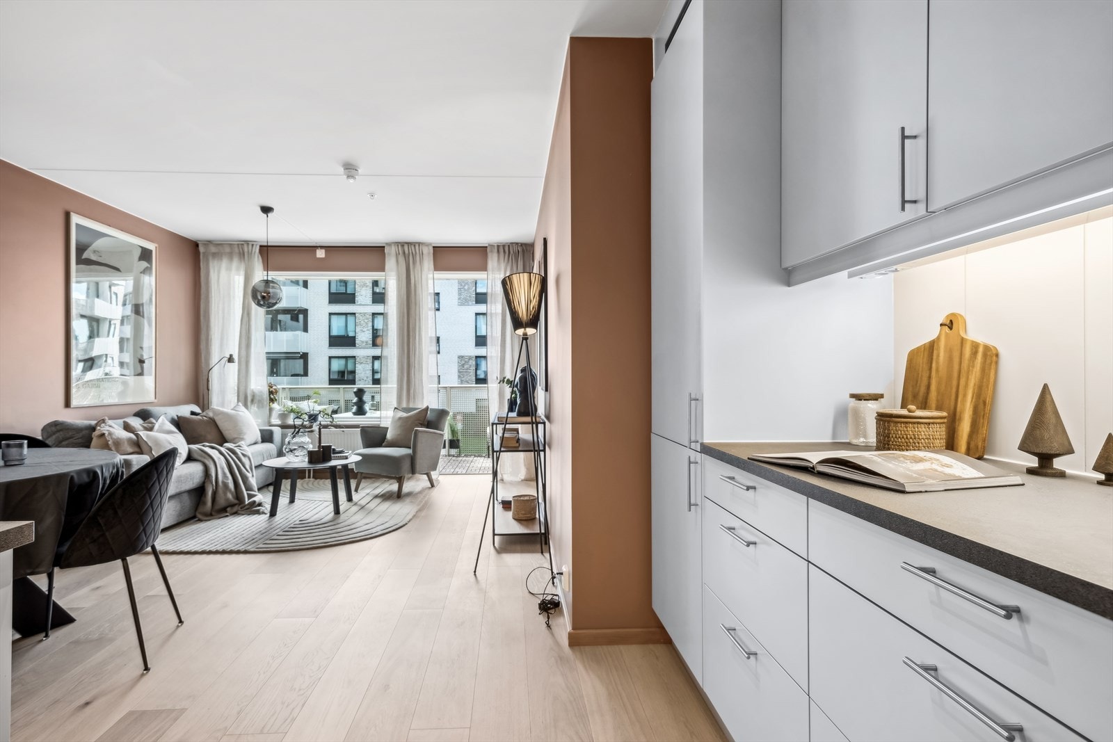 Alle integrerte hvitevarer på kjøkken følger med boligen. Galleribilde