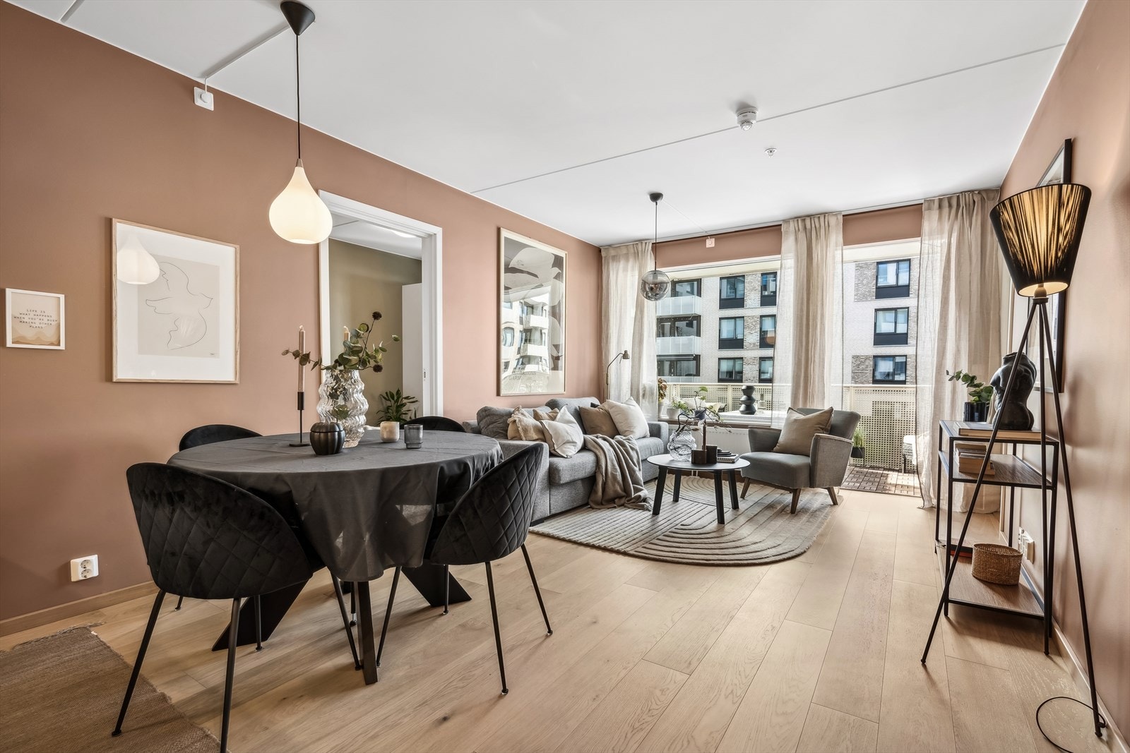 Stuen er romslig og har adkomst til begge soverommene. Galleribilde