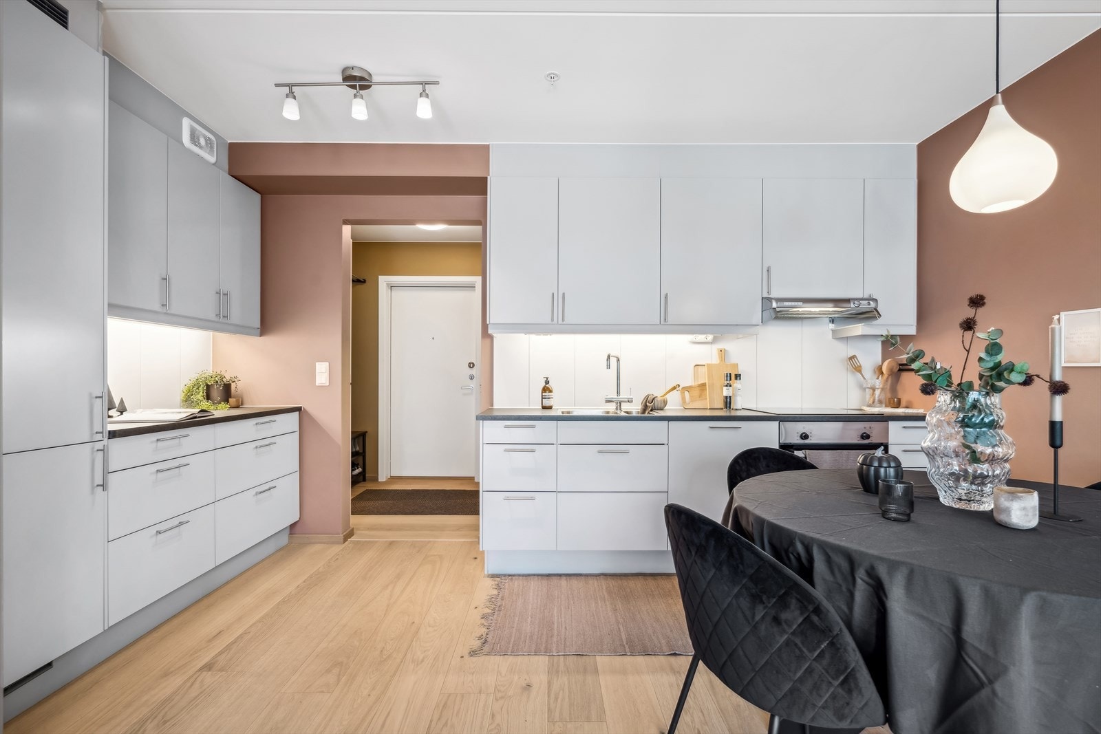 Boligen har en åpen stue/kjøkken løsning som gir leiligheten et sosialt preg. Galleribilde