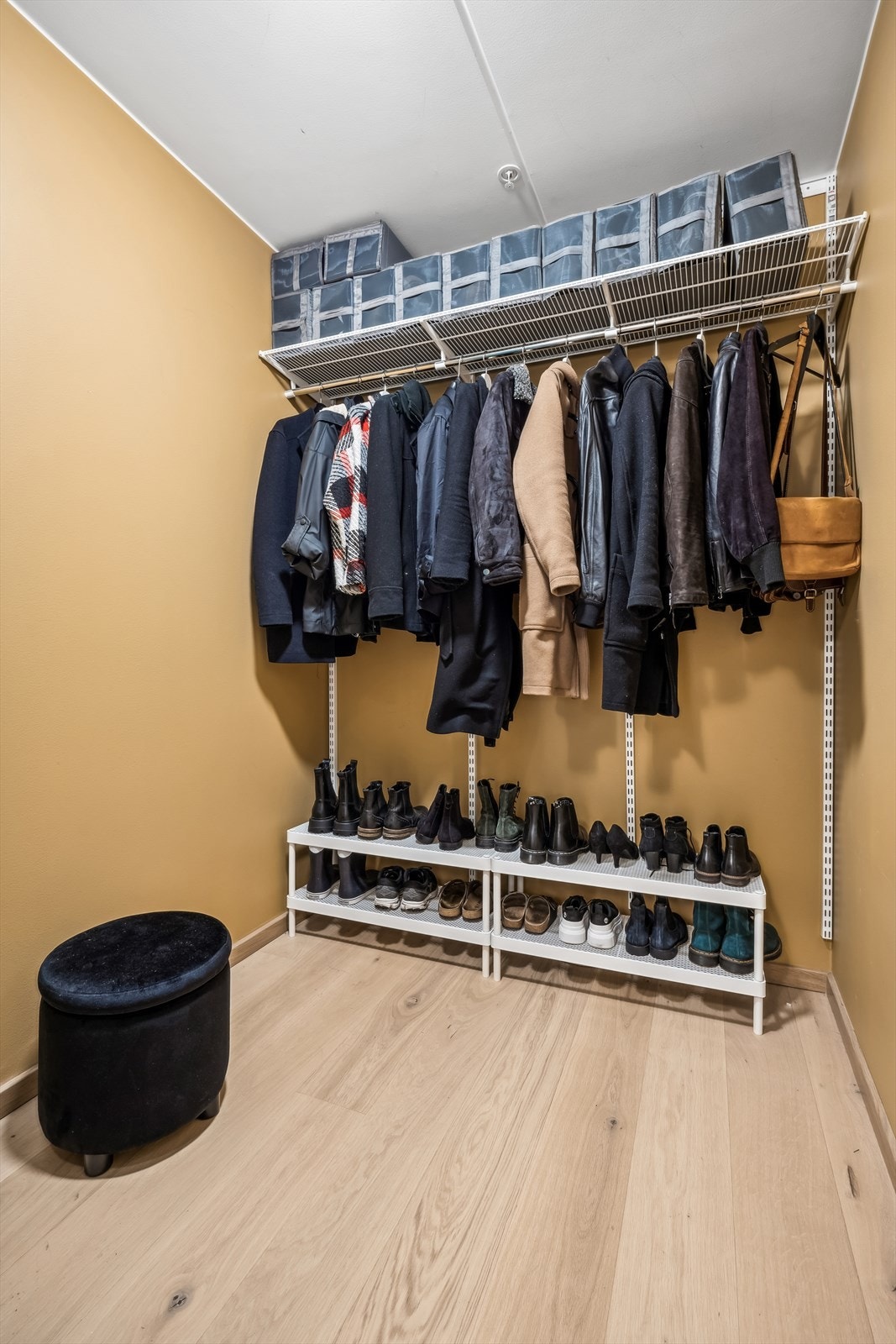 Omkledningsrommet har et praktisk elfa system som kan bygges videre på dersom man ønsker det. Galleribilde