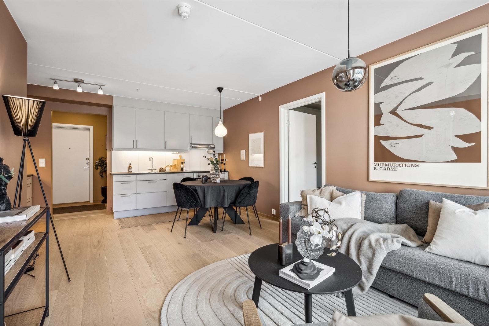 Stuen er malt i tidsriktig delikate farger, i tillegg er leiligheten oppgradert med pen 1-stavs eikeparkett. Galleribilde