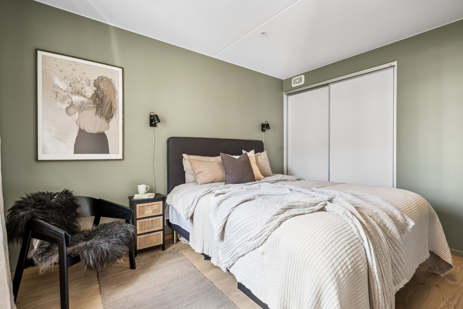 Stort og pent hovedsoverom med god plass til dobbeltseng og øvrig møblement. Her er det også en romslig skyvedørsgarderobe. Galleribilde