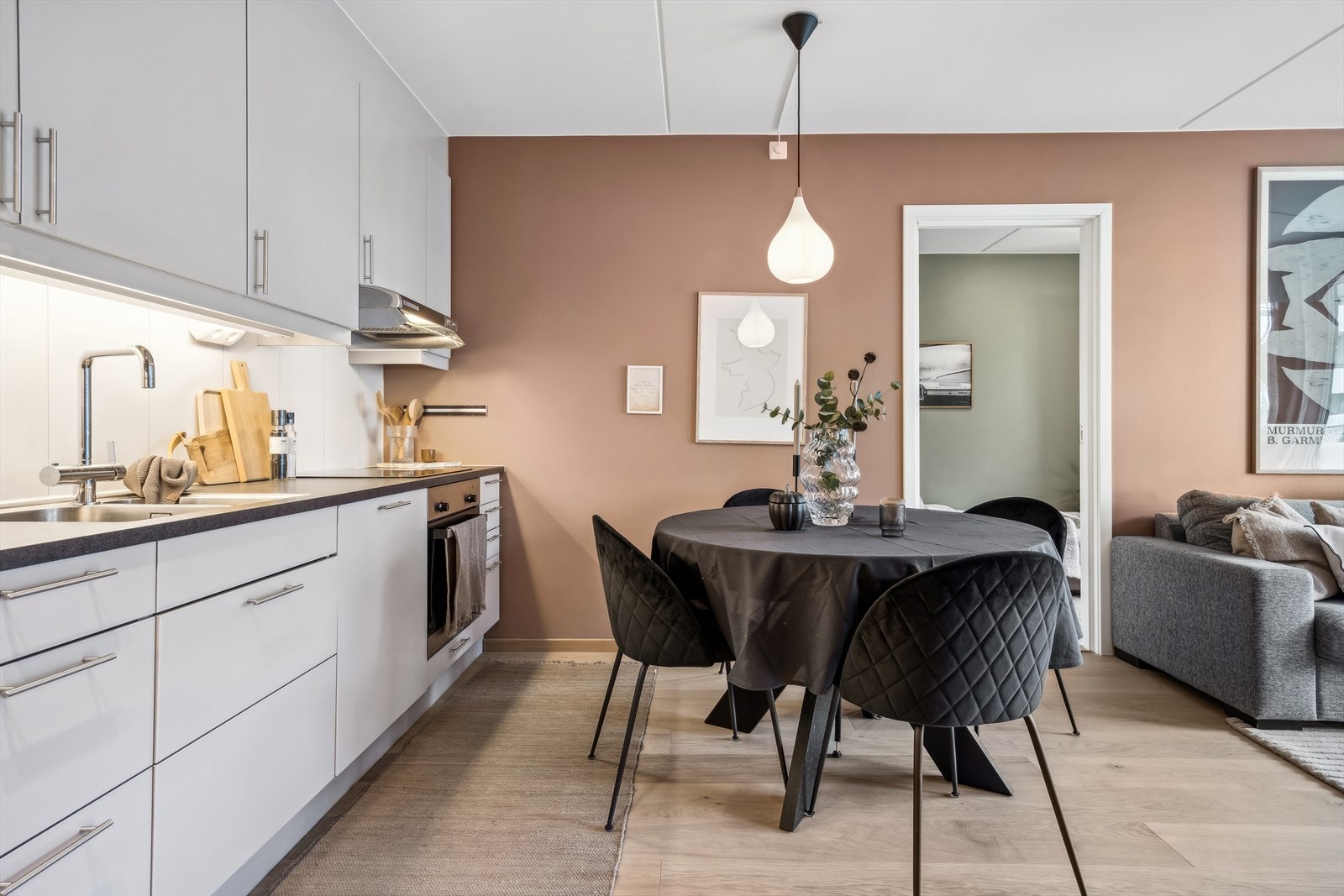 Den gode planløsningen gjør leiligheten enkel å møblere, god plass til spisebord. Galleribilde