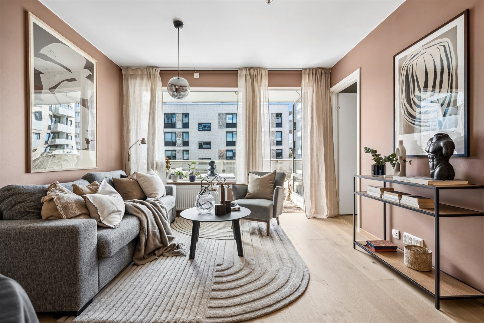 DNB Eiendom v/ Erik Ilseng har gleden av å presentere en moderne 3-roms selveierleilighet i Hans Nordahls gate 38. Galleribilde