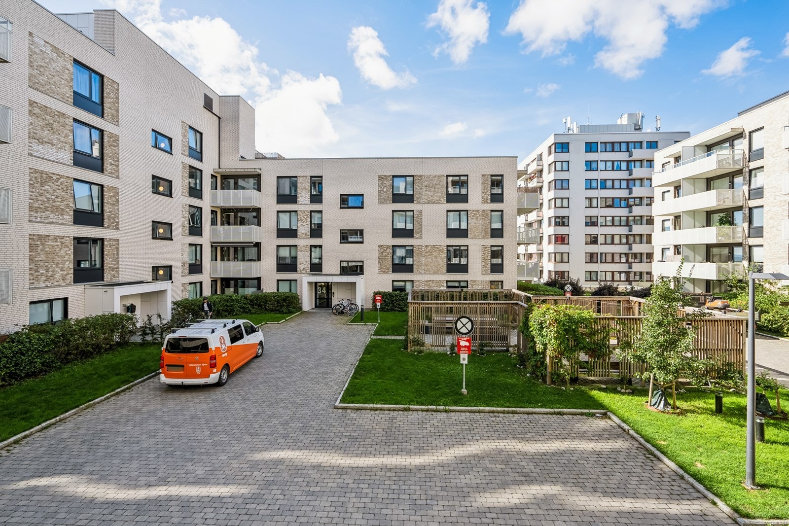 Boligen ligger fint til med god avstand til de nærmeste blokkene. Galleribilde