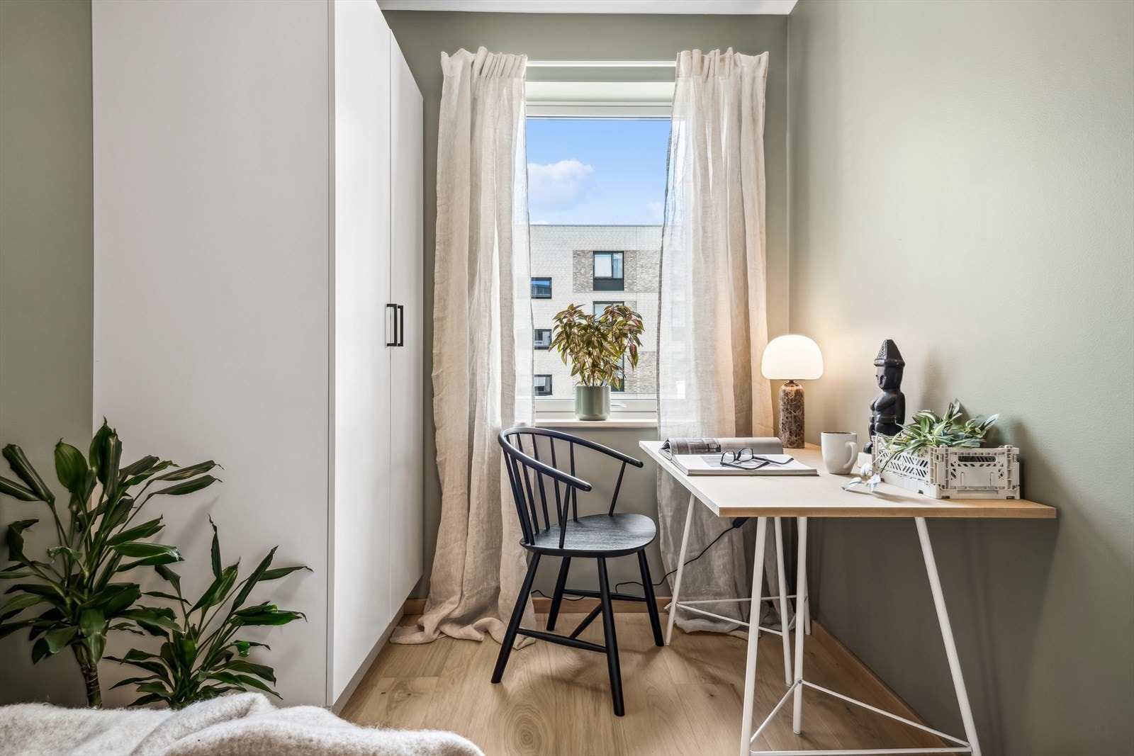 Her er det plass til både skap og kontor. Galleribilde