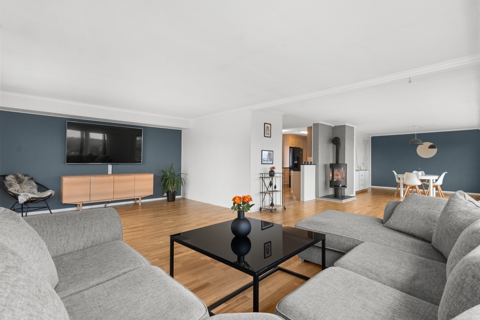 Romslig og sosial stue med moderne farger. Galleribilde