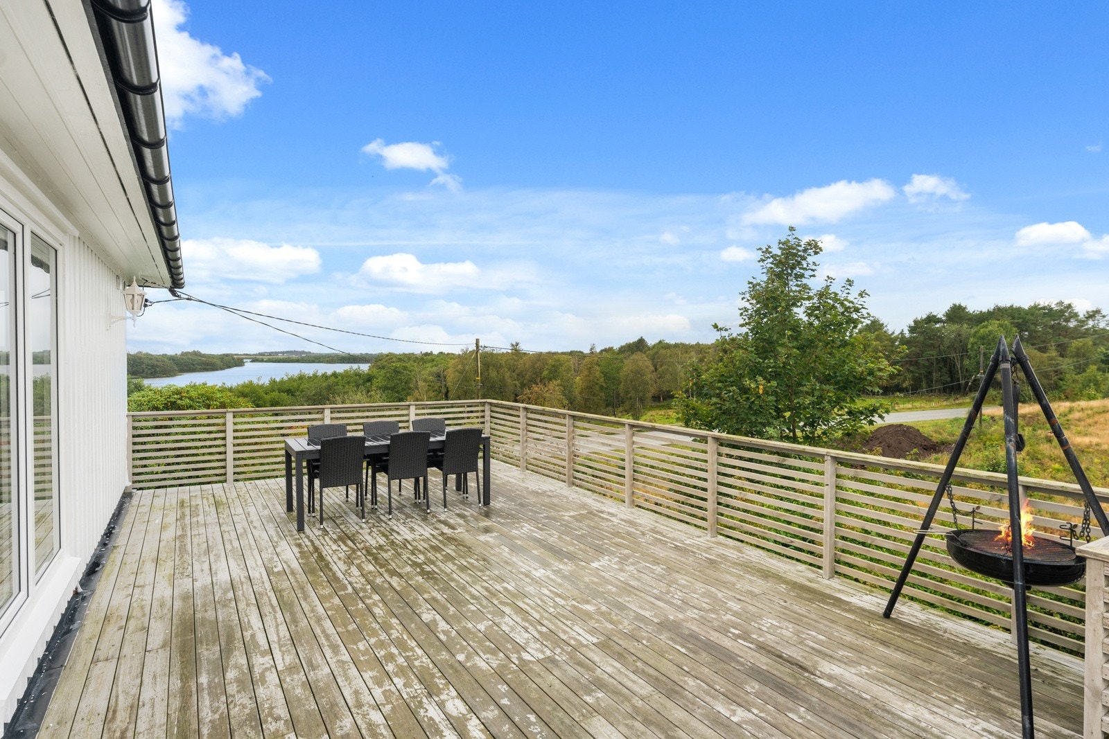 Koselig og usjenert terrasse med gode sol- og utsiktsforhold. Galleribilde