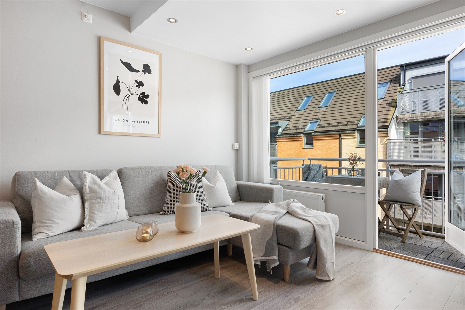 Fra stuen er det også utgang til leilighetens balkong som måler 3m². Galleribilde