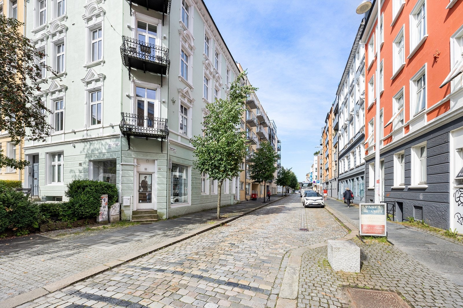 Beliggenheten er også i umiddelbar nærhet til både store arbeidsplasser, og utdanningsinstitusjoner. Galleribilde