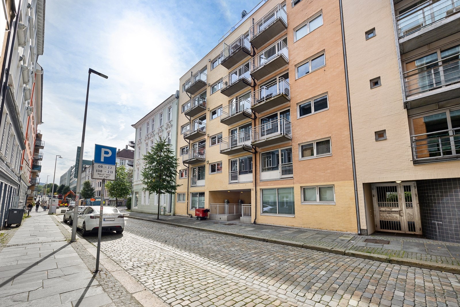 Fra leiligheten er det kun noen minutters gange til både dagligvare, kaféer, restauranter og andre servicetilbud. Galleribilde