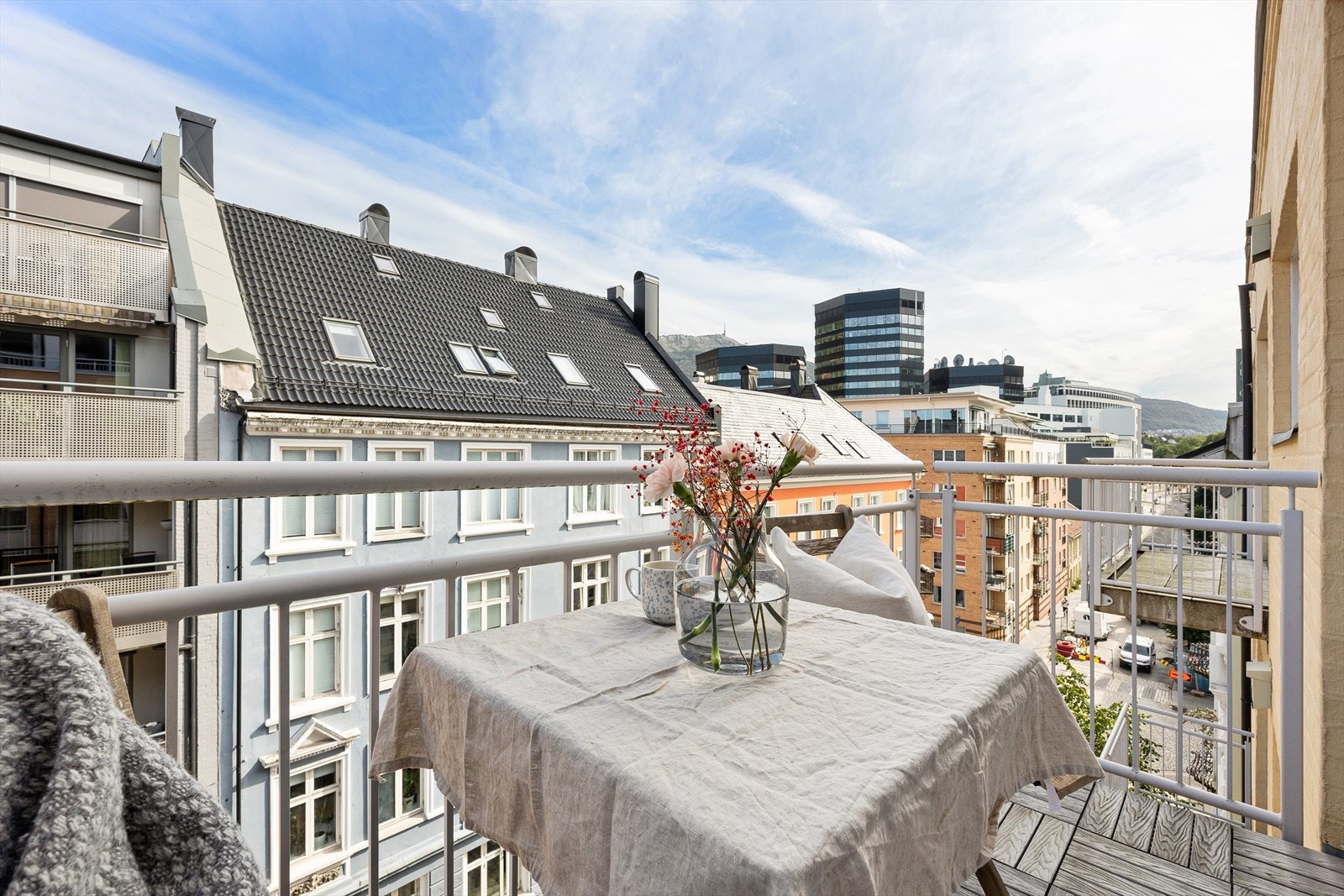 Fra balkongen har man flott by-utsikt over nærområdet og man skimter til og med Ulriken over Media City. Galleribilde