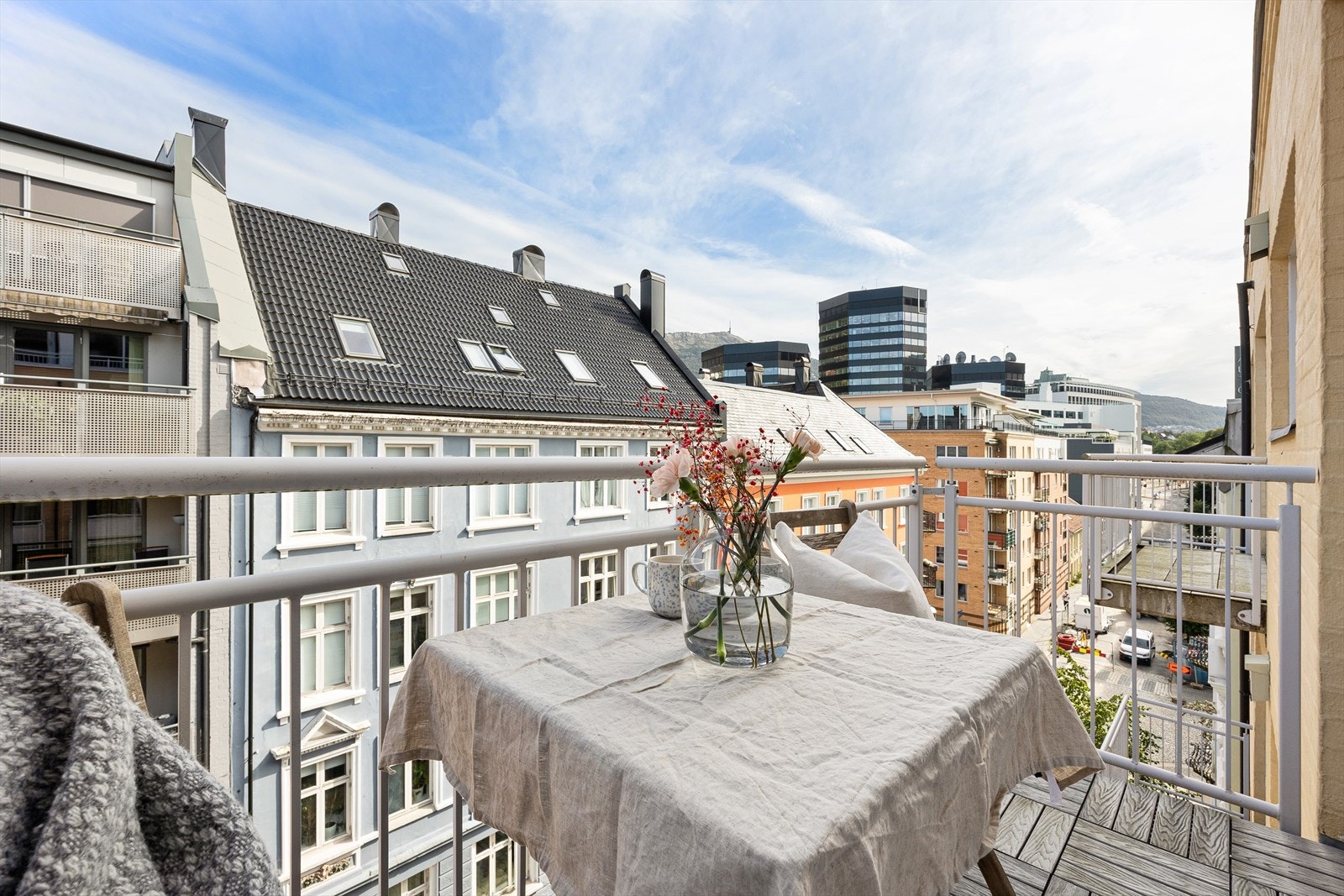 Leiligheten har en sentral og attraktiv beliggenhet i hjertet av Bergen sentrum. Her vil du få gangavstand til alt sentrum har å tilby. Galleribilde