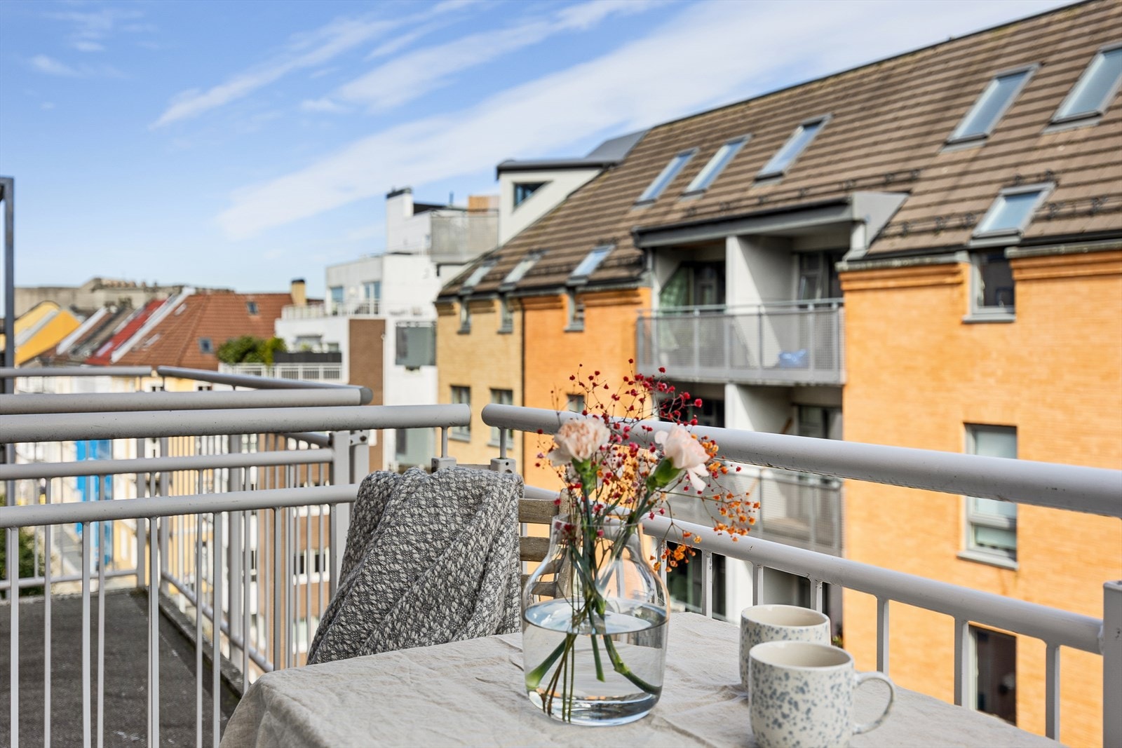 Her er det plass til det en måtte ønske av utemøbler slik at man enkelt kan nyte de varme dagene. Galleribilde
