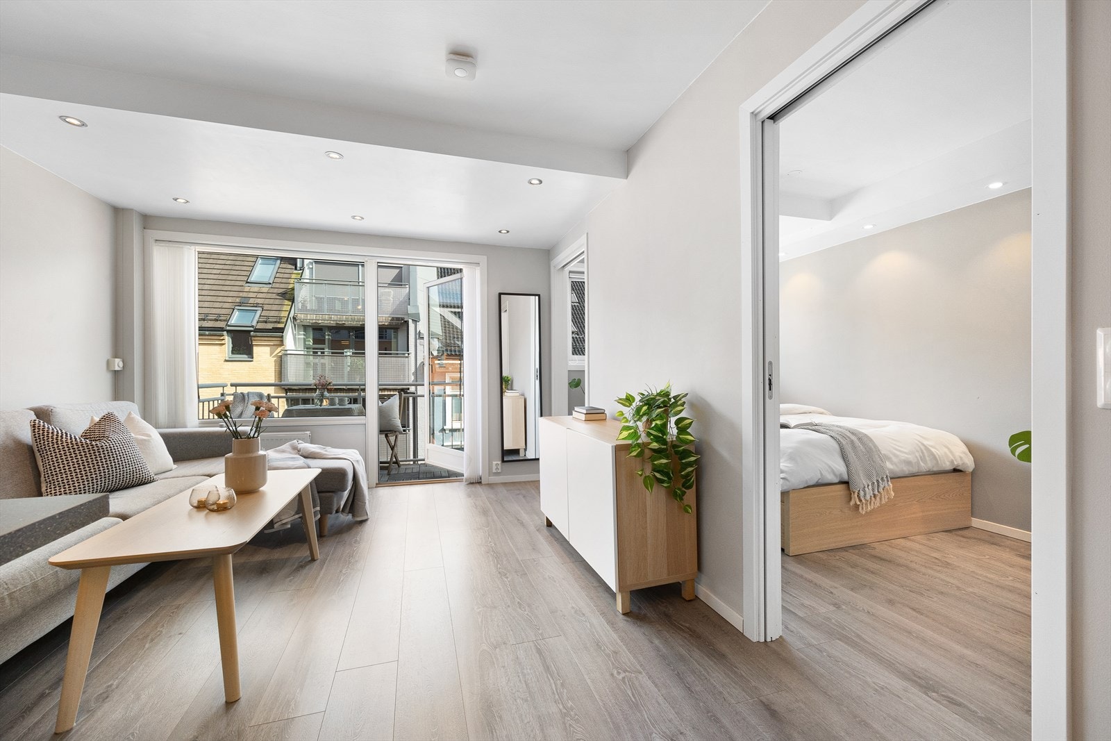 Stuen er lys og romslig med god plass til å innrede i flere soner. Galleribilde