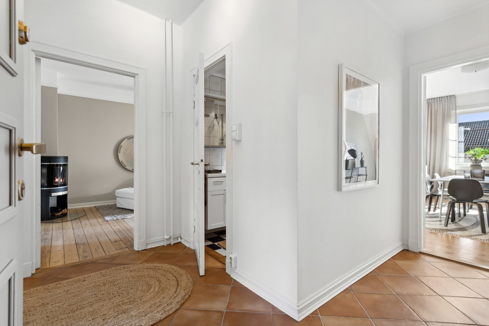 Lys, romslig og flislagt entré. Galleribilde