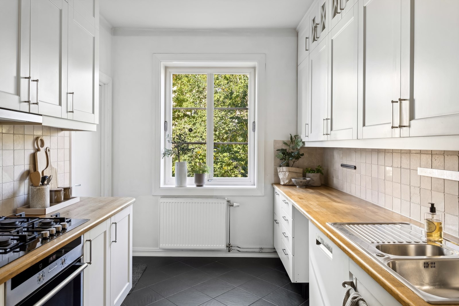 Kjøkkenet er av god størrelse og fremstår som delikat. Galleribilde