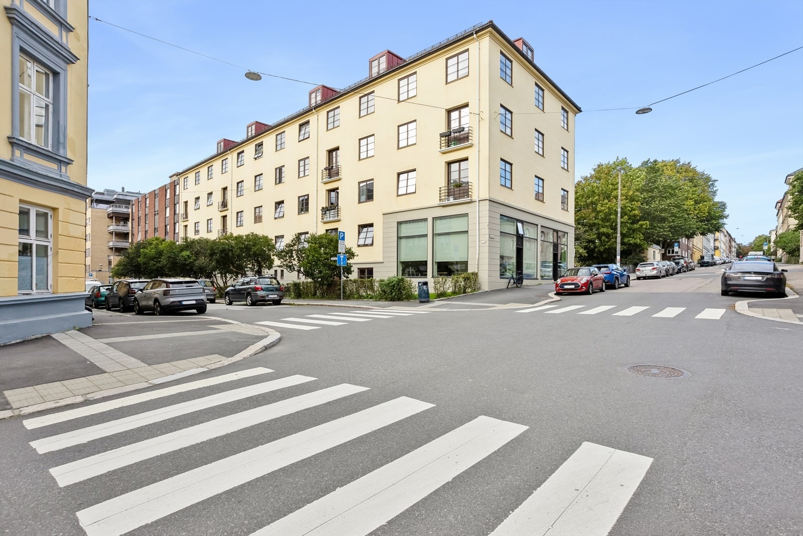 Eiendommen har en sentral, rolig og svært attraktivt beliggenhet med nærhet til det aller meste du måtte trenge i hverdagen. Galleribilde