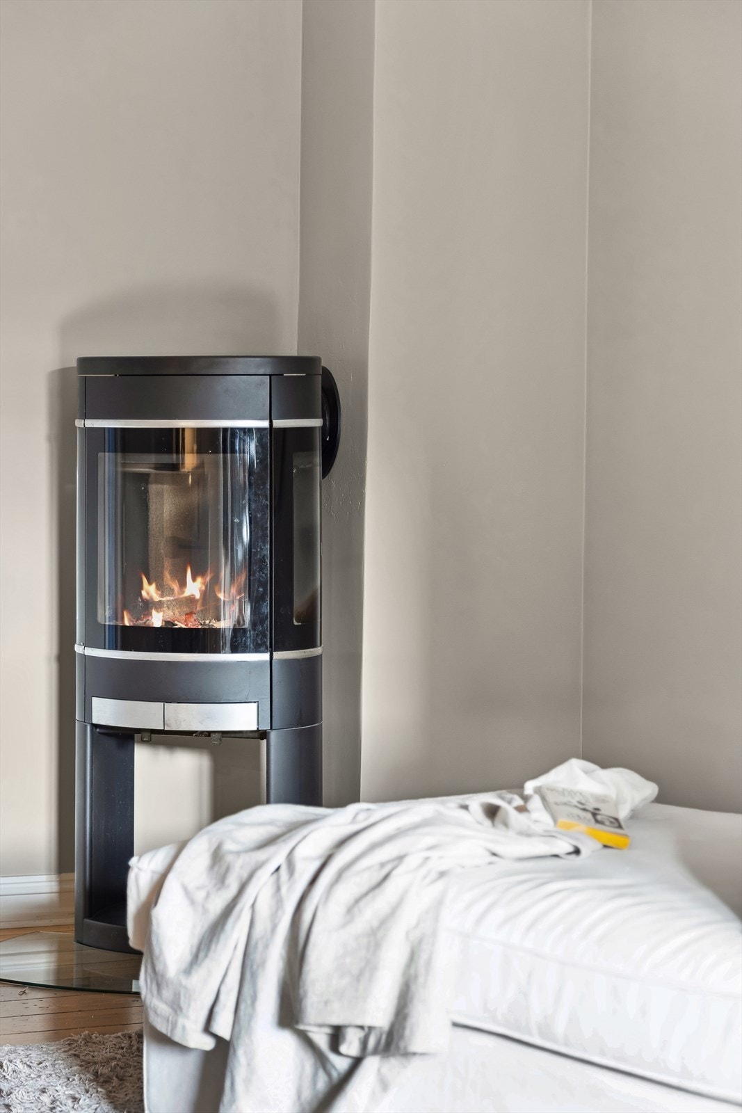 Peisovnen var ny i 2009 og rehabilitert innvendig i 2022. Den er lett å fyre i og gir god varme på kalde dager og kvelder. Galleribilde