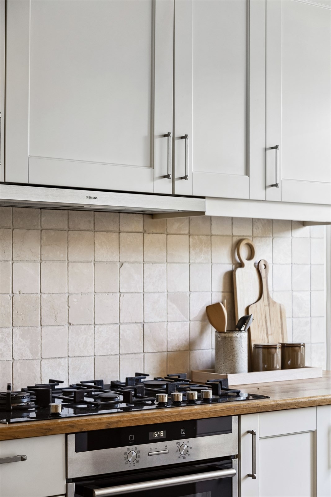 Kjøkken er utstyrt med komfyr, koketopp med gass, opplegg for oppvaskmaskin og vaskemaskin. Galleribilde