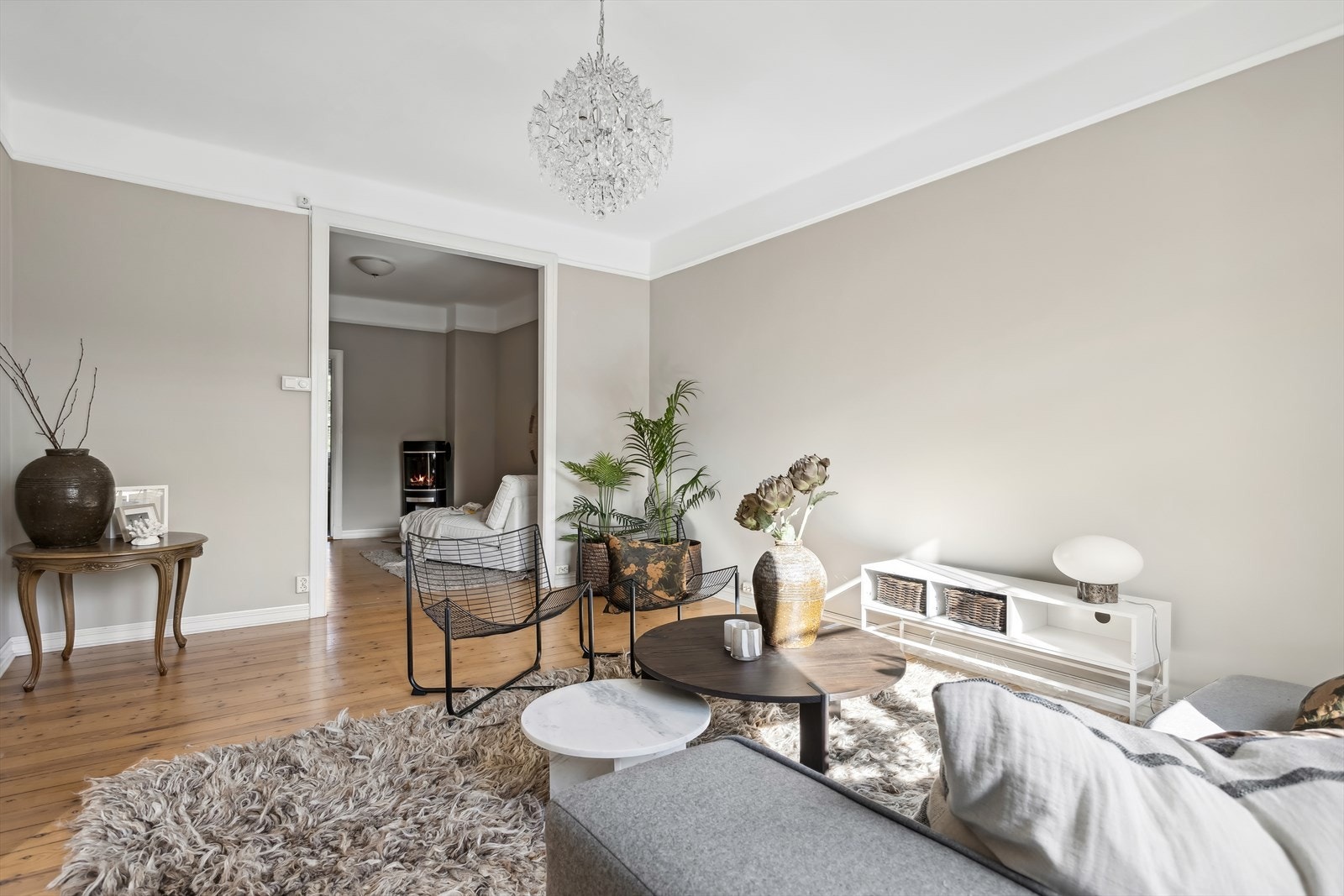 Stuen har en fin planløsning med direkte adkomst til flott hall/peisstue. Galleribilde