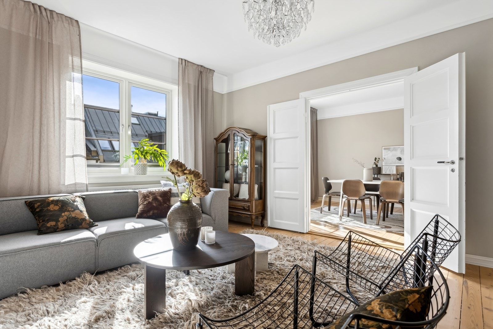 Takhøyden i stuen er målt til ca. 2,8 meter. Galleribilde