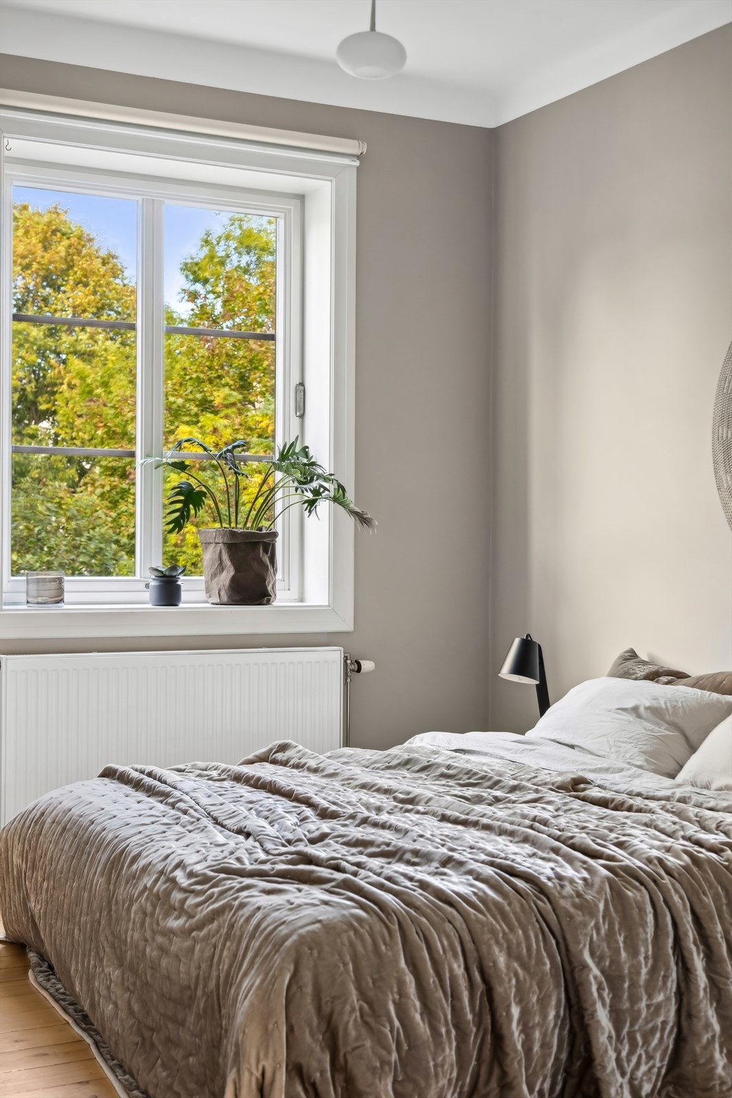 Soverom 1 er romslig med god plass til dobbeltseng. Galleribilde