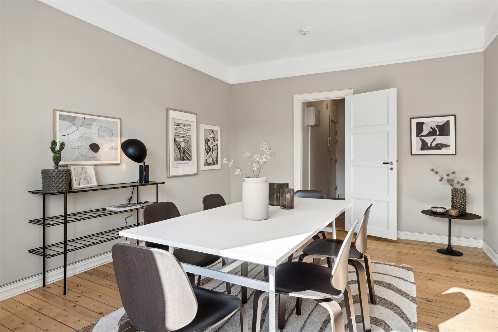 Stuene har god plass til å innredes med annet ønsket inventar for å sette ditt eget preg. Galleribilde