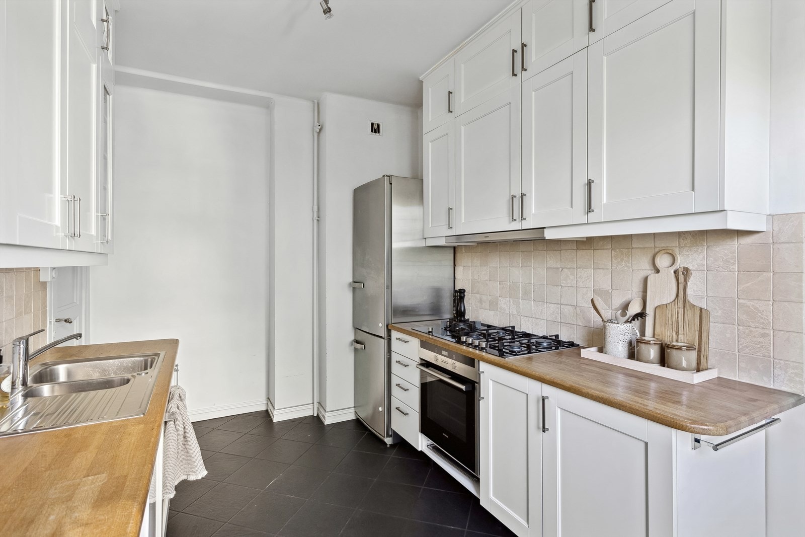 Kjøkkenet er godt utnyttet med skap og benkeplass. Galleribilde