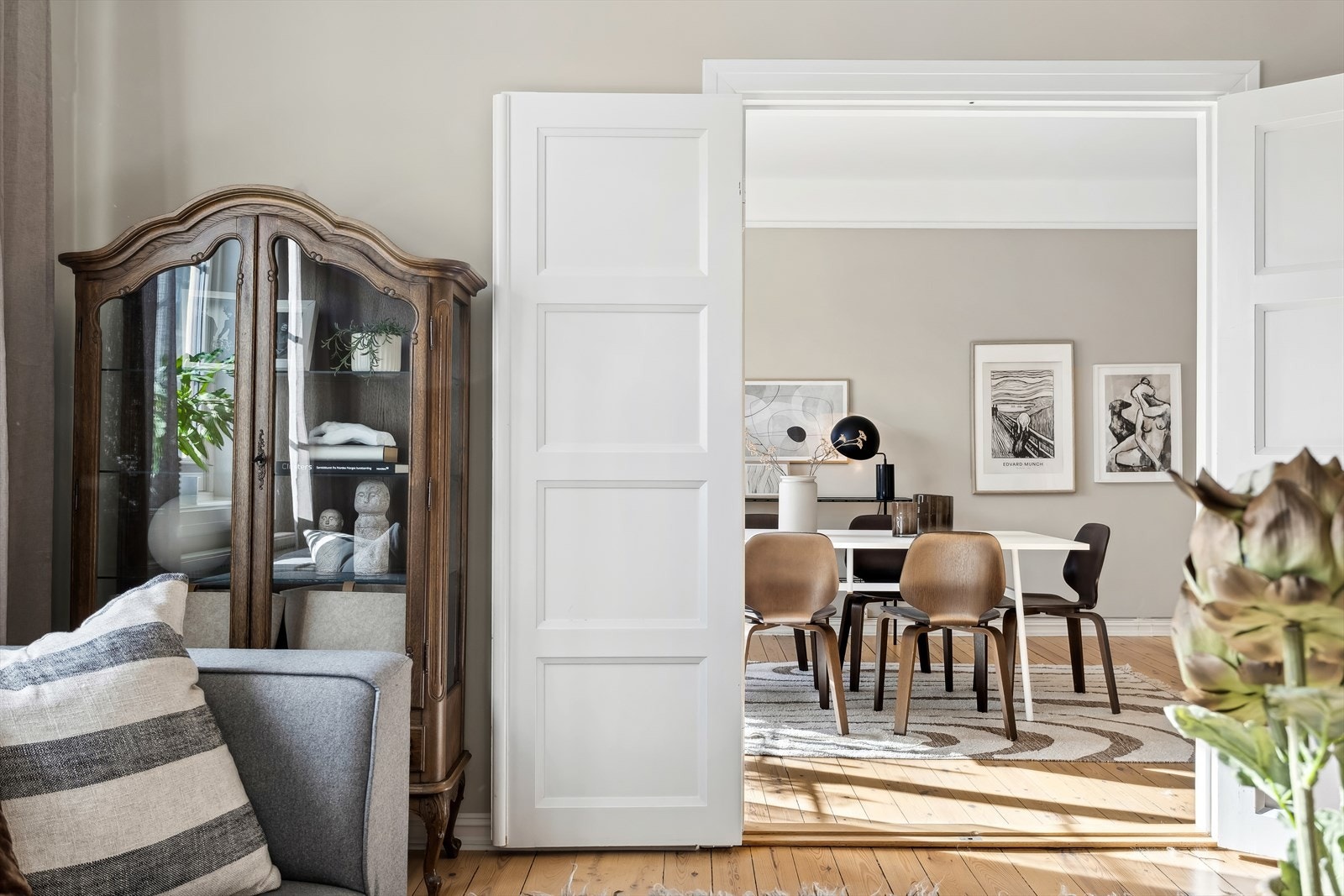 Innerdører består av originale massive dørblader i rammer/karmer av treverk. Galleribilde