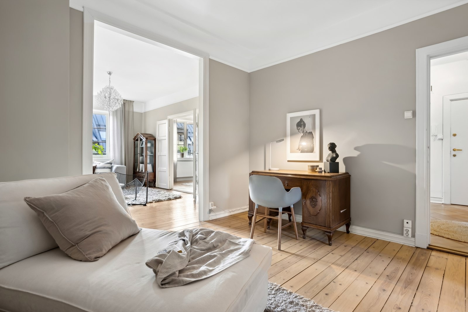 Vegger og tak er nymalt i behagelige fargetoner. Galleribilde