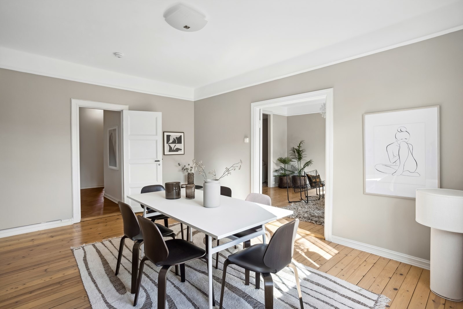 God plass til stor spisegruppe. Galleribilde