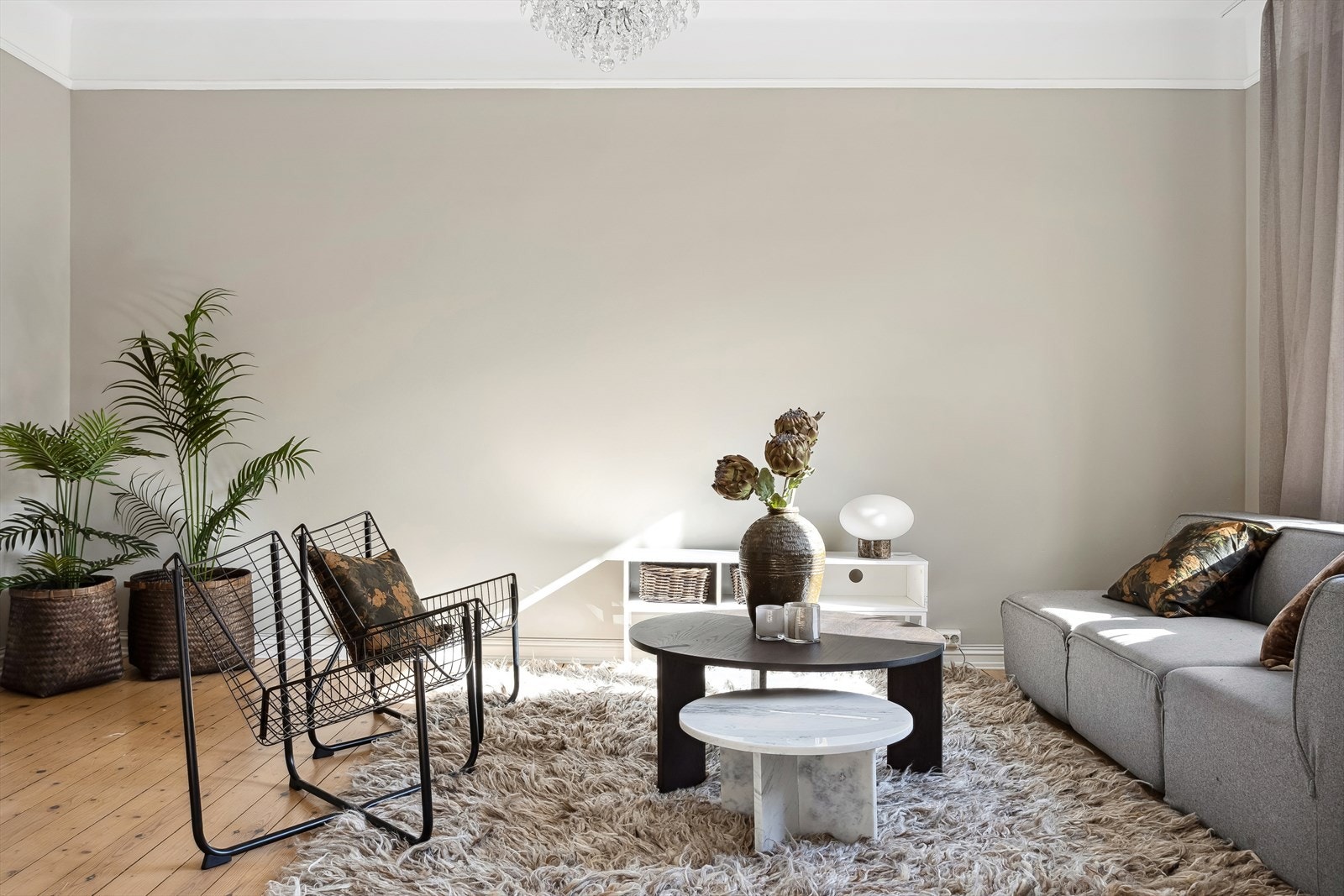 Stuene har en fin utforming som gjør det enkelt å innrede etter egne ønsker og behov. Galleribilde