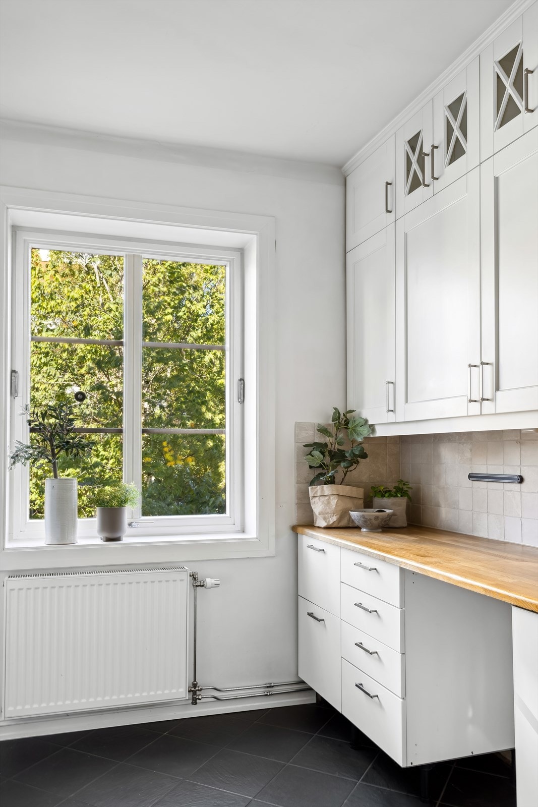 Kjøkkenet har en lys og fin kjøkkeninnredning med profilerte fronter og benkeplate av heltre eik. Galleribilde