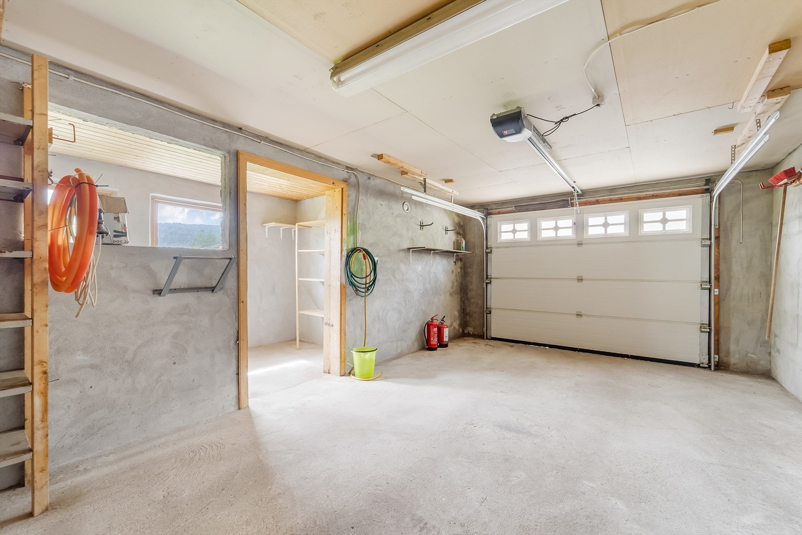 Garasje med el. portåpner. Galleribilde