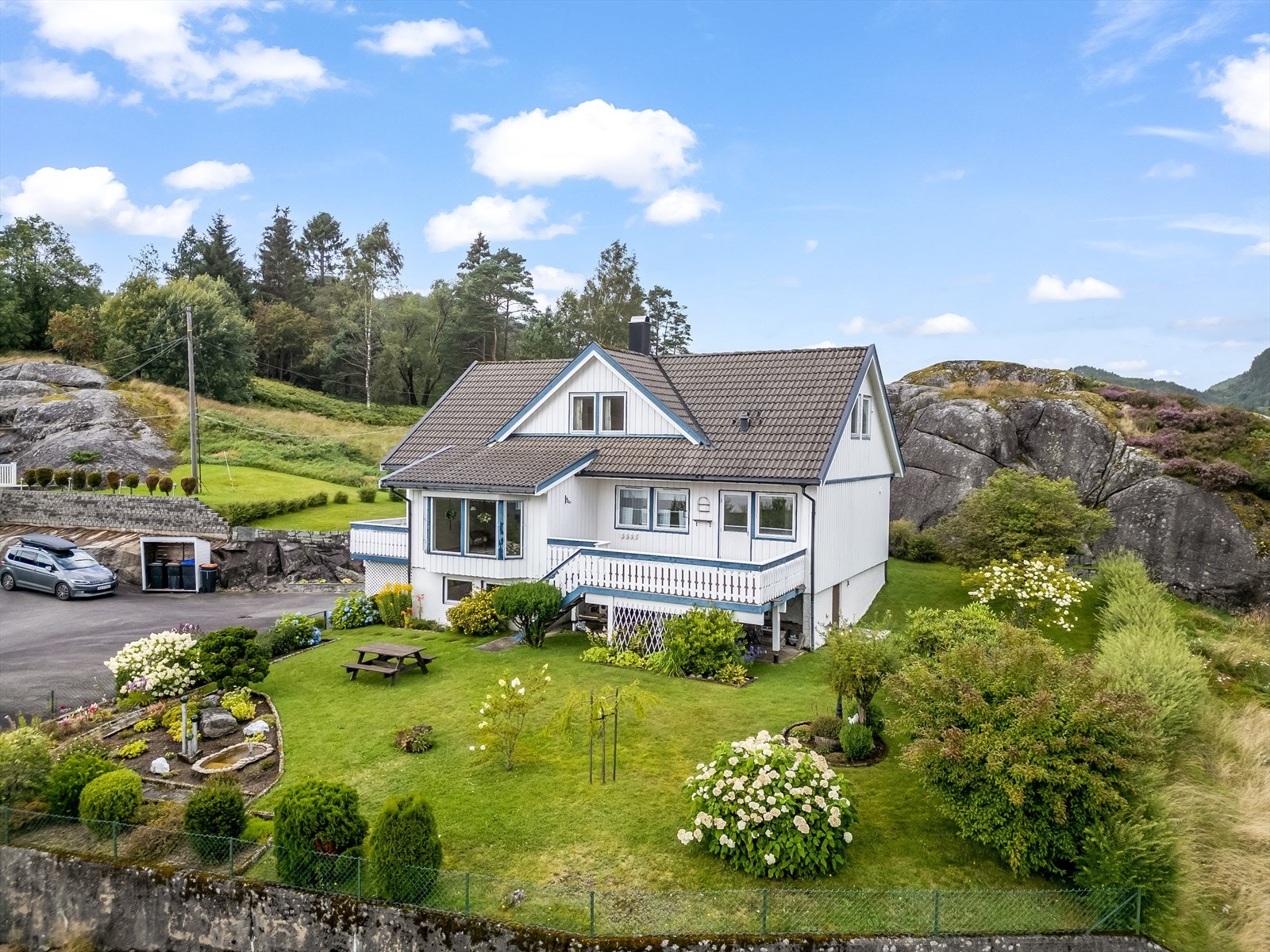 Romslig enebolig med hovedetg., kjeller og loft. Beplantet hage. Galleribilde